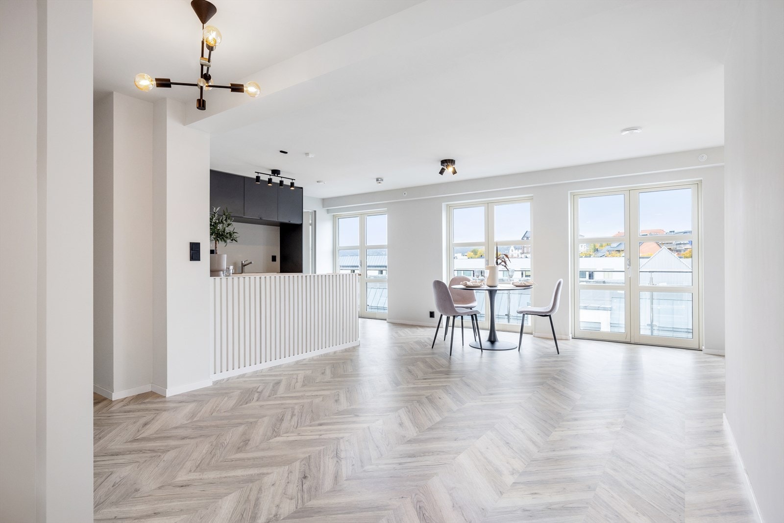 God plass til spisestue ved kjøkkenet Galleribilde