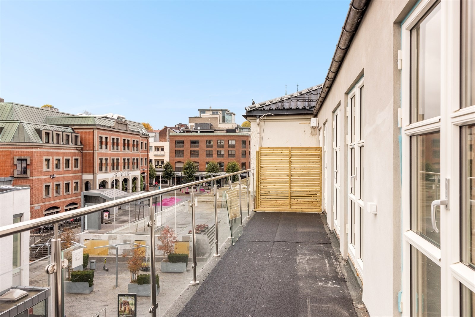 Romslig balkong Galleribilde