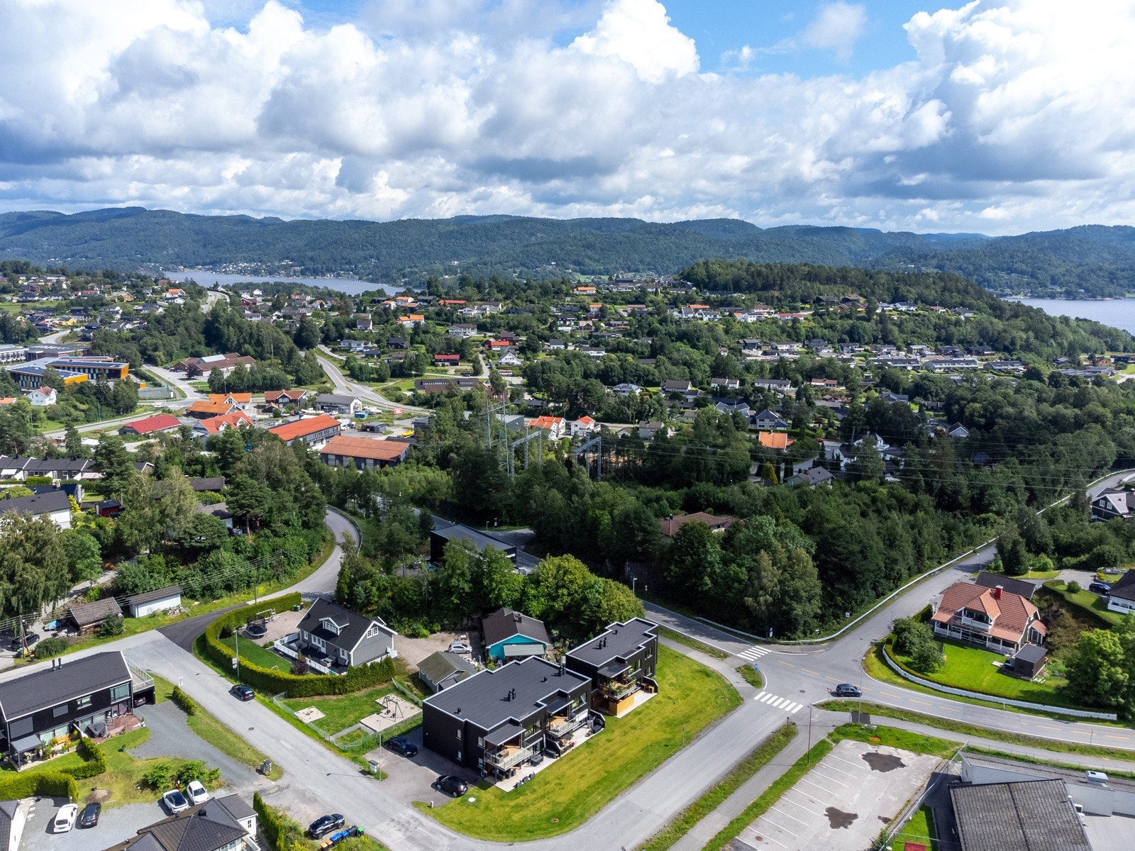 Boligen ligger fint til på Grava på Heistad. Boligområdet er godt etablert og barnevennlig med gangavstand til Heistad skole Galleribilde