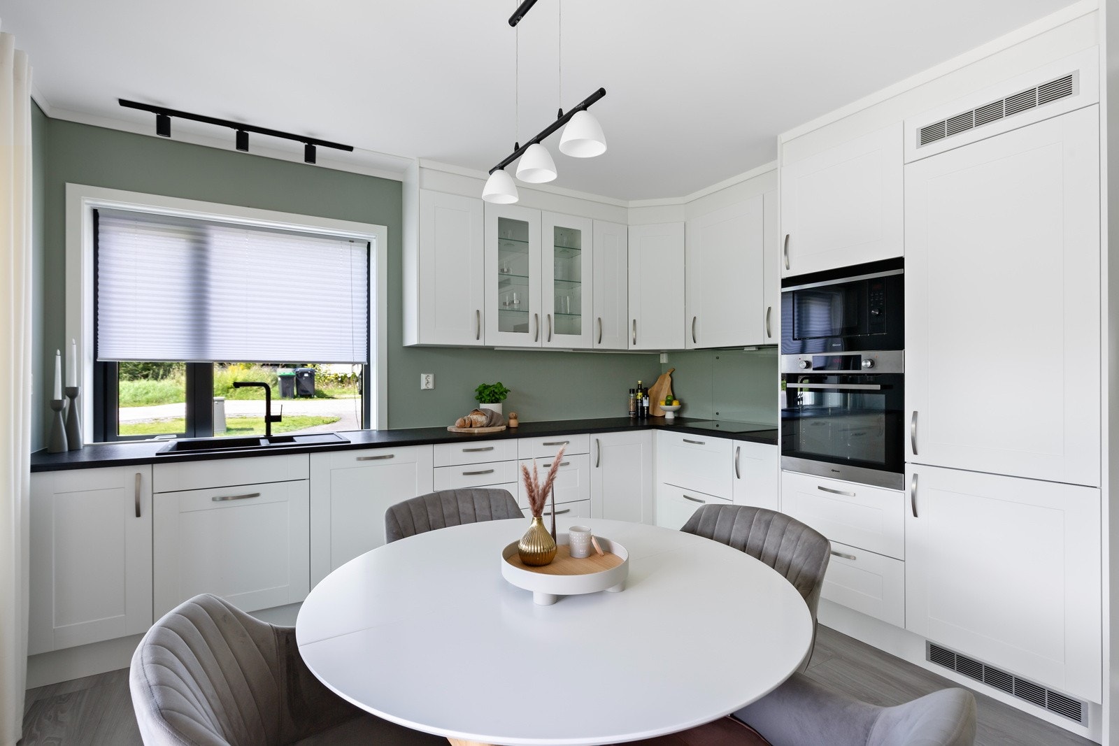 Et sosialt allrom og naturlig samlingspunkt til hverdag og fest som ligger i åpen løsning med stuen. Galleribilde