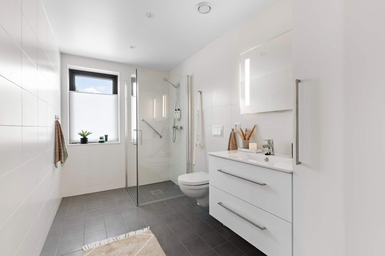 Lyst og delikat bad som innbyr til rekreasjon og velbehag Galleribilde