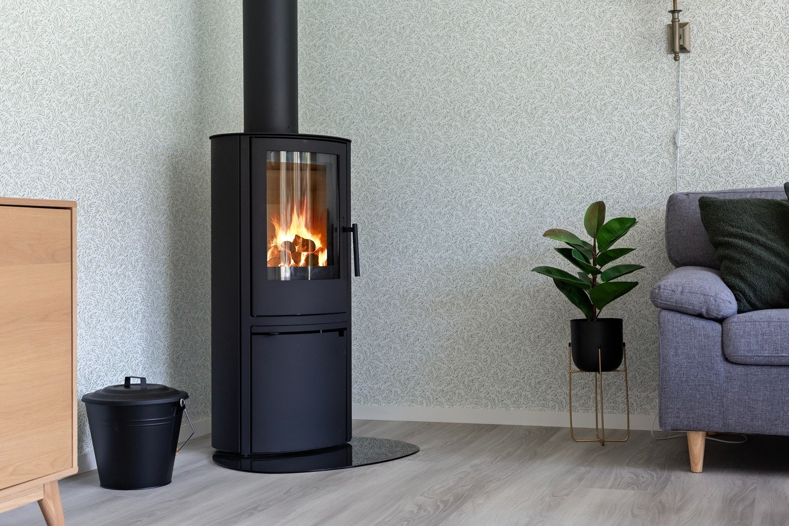 Det er montert koselig peisovn som gir mye kos og varme, samt holder strømutgiftene nede. Galleribilde