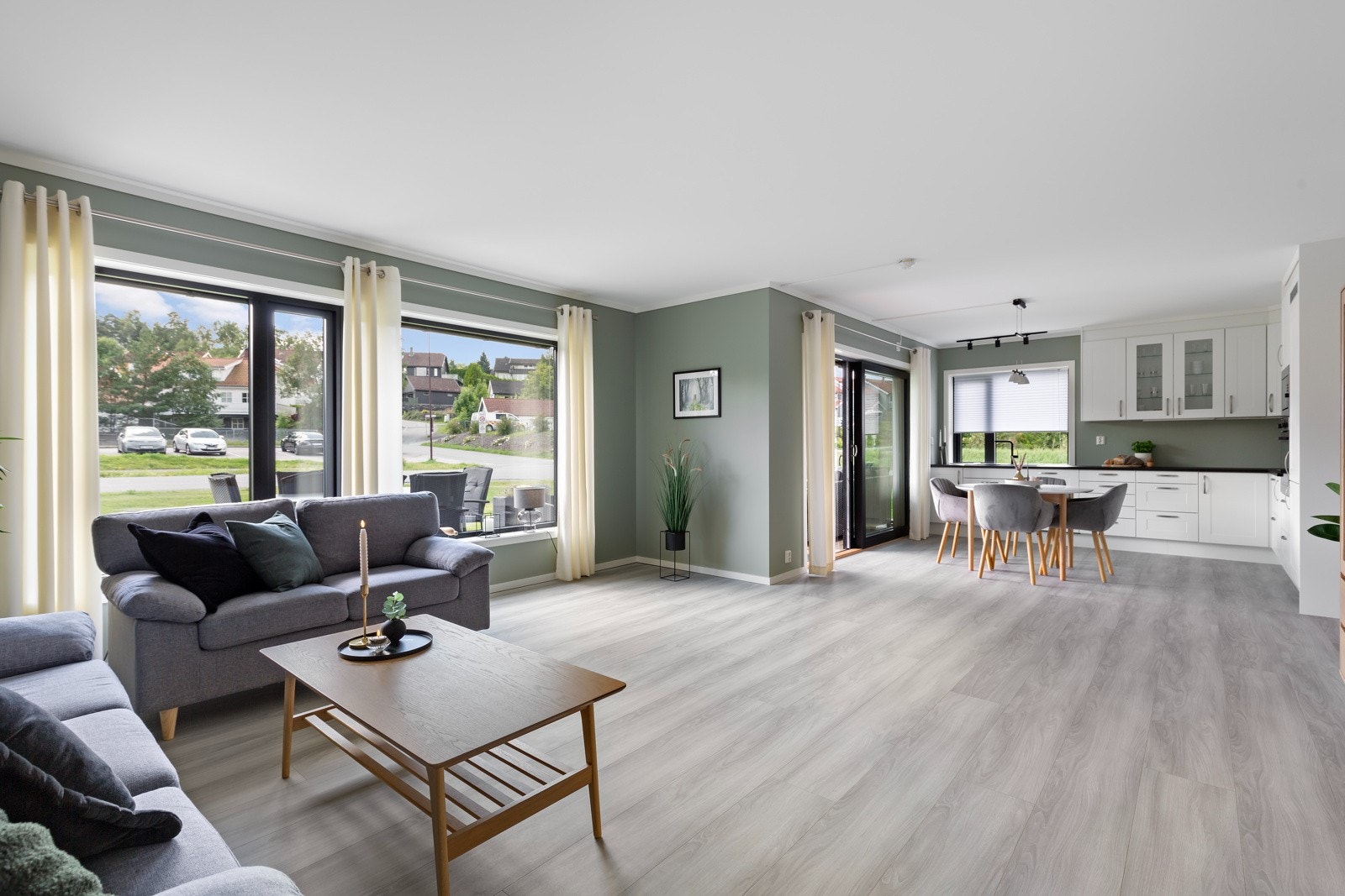 Romslig og delikat stue i åpen løsning med kjøkkenet hvor det er plass til både sofagruppe og spisebord. Galleribilde