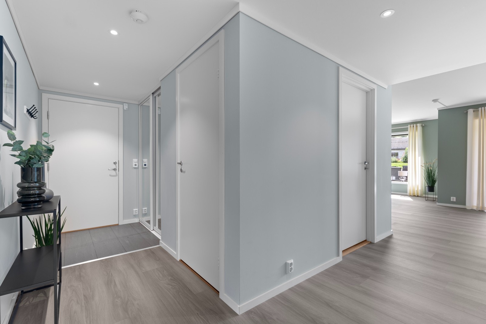 Boligen er fra 2023, og holder en gjennomgående god standard med lyse og luftige oppholdsrom. Galleribilde