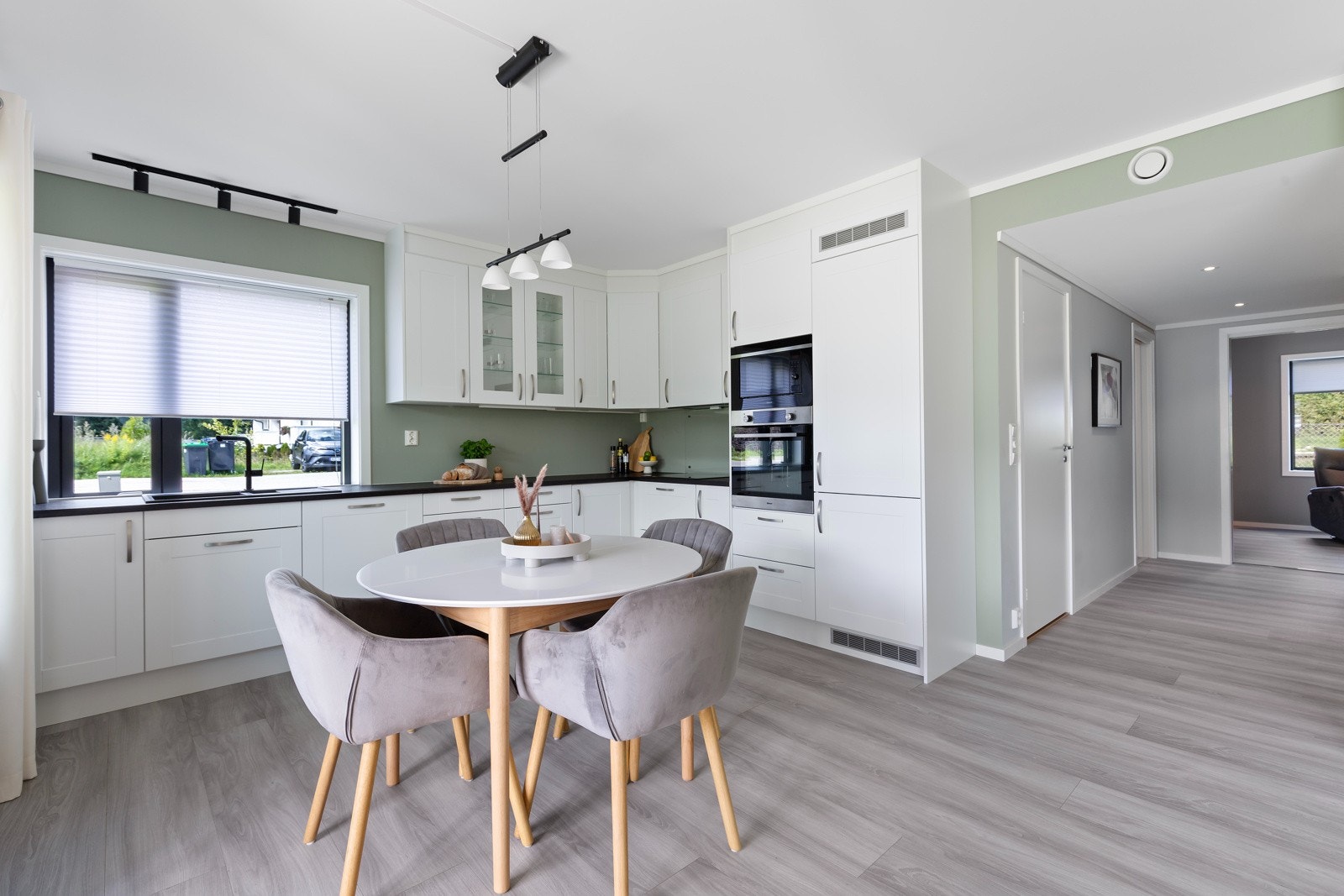 Nydelig lys kjøkkeninnredning med profilerte fronter. Kjøkkenet har godt med skap- og benkeplass, og hvitevarer med god standard. God plass for kjøkkengruppe. Galleribilde