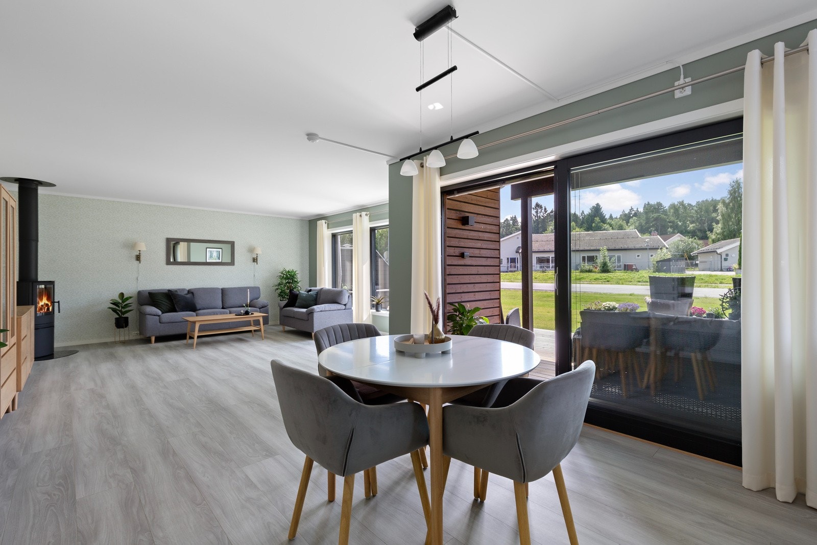 Fra kjøkkenet er det utgang til delvis overbygget terrasse med gode solforhold. Galleribilde