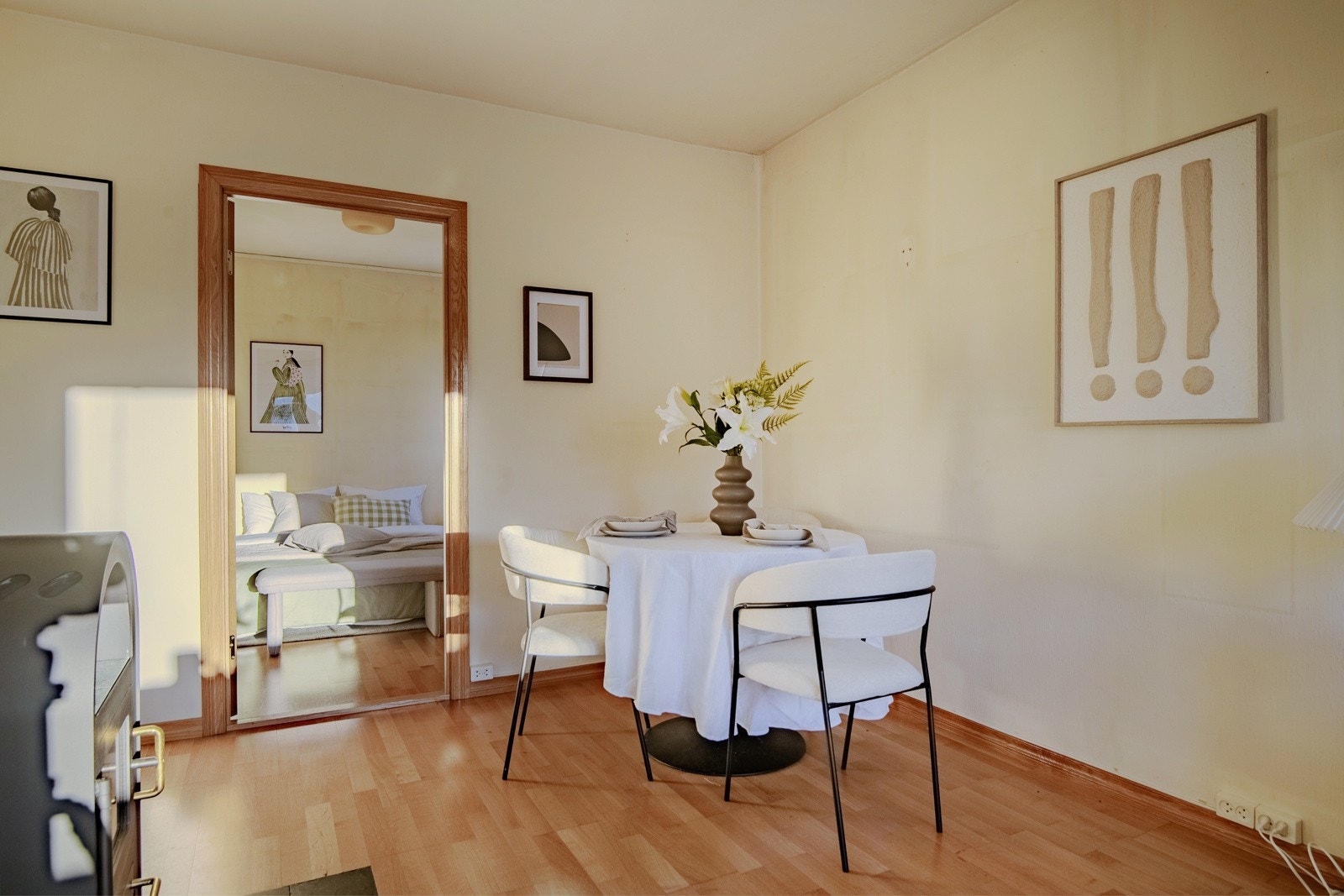 Rommet har plass til sofagruppe, tilhørende møbler og spisebord. Galleribilde