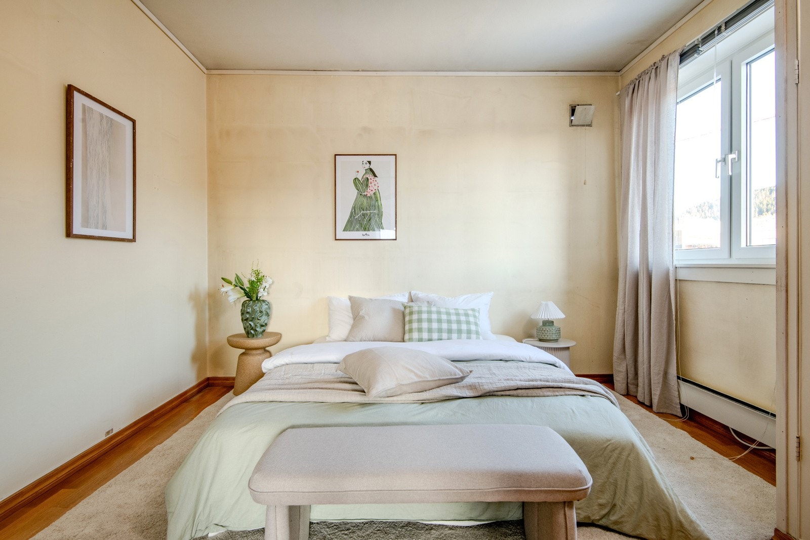 Leiligheten har to romslige soverom, begge med garderobeskap som gir praktisk oppbevaringsplass. Galleribilde