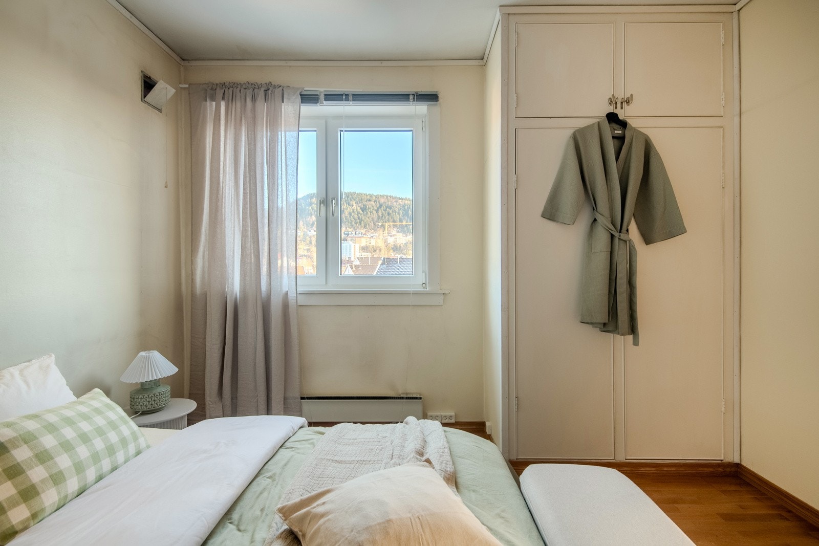 Hovedsoverommet har god plass til dobbeltseng og nattbord. Galleribilde