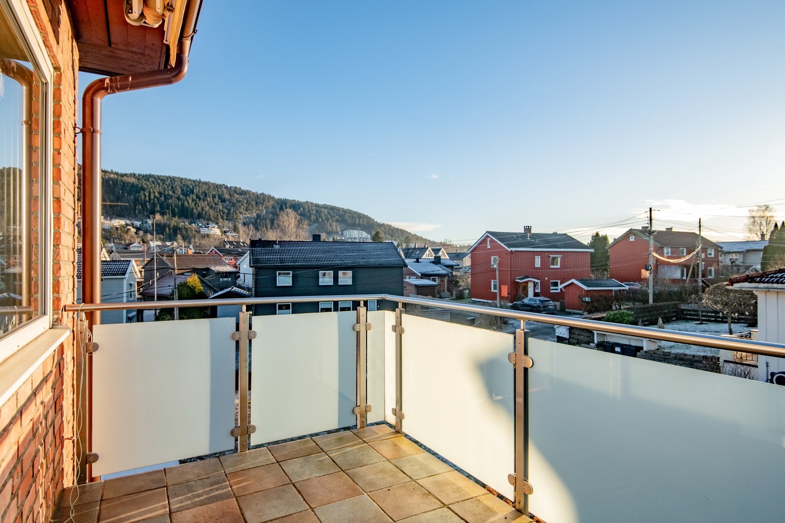 Sydvendt balkong på ca. 7 kvm med flislagt gulv. Galleribilde