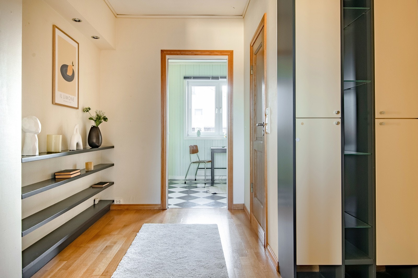I entréen er det god plass til både knagger, skostativ og garderobeskap, noe som gir en praktisk og ryddig inngangssone. Galleribilde