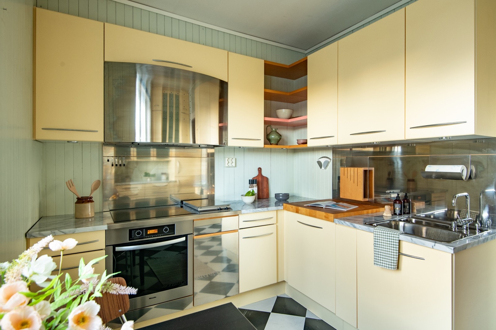 Det er integrerte hvitevarer som koketopp, grillelement, stekeovn, oppvaskmaskin og kjøl-/fryseskap. Galleribilde