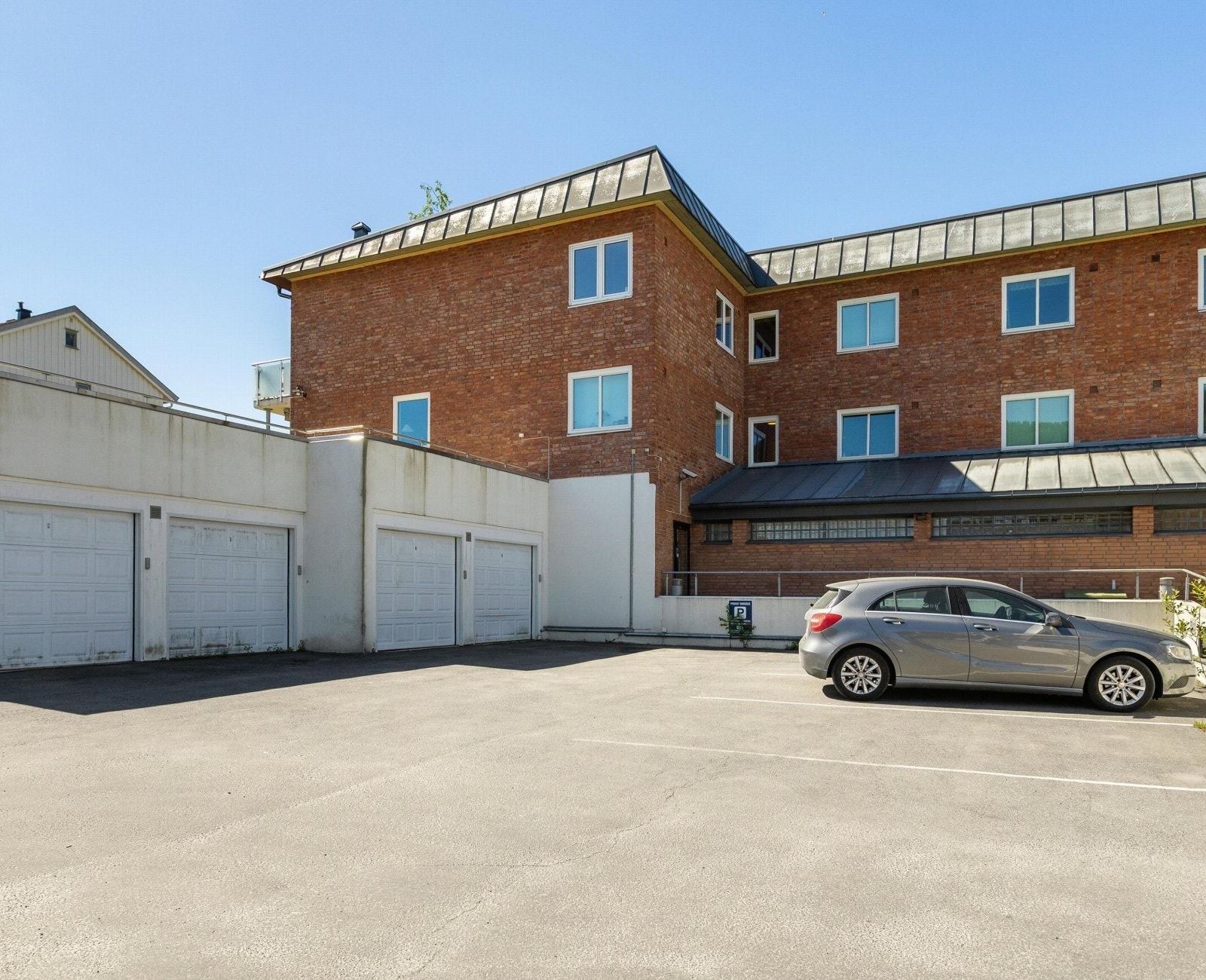 6 garasjer og 3 parkeringsplasser tildeles de 10 leilighetene etter ansiennitet. Coop prix er nærmeste nabo. Galleribilde