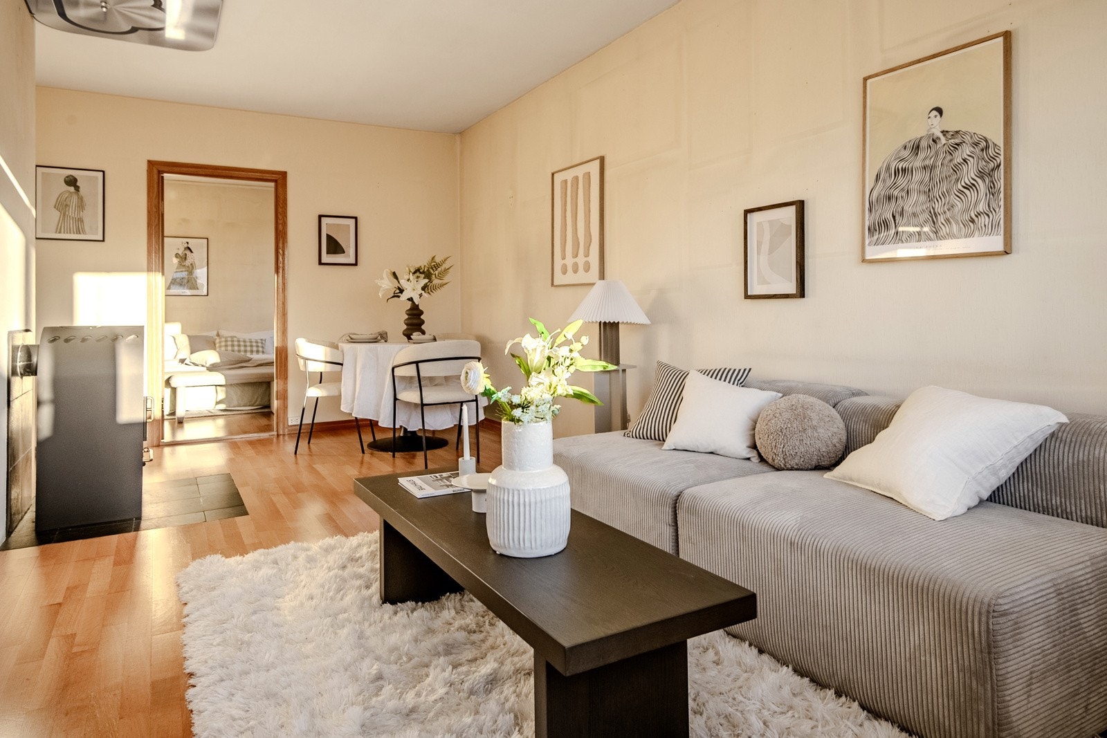 Leiligheten har en lys og romslig stue med eikeparkett og malte overflater. Stuen har en behagelig takhøyde på 2,6 meter. Galleribilde