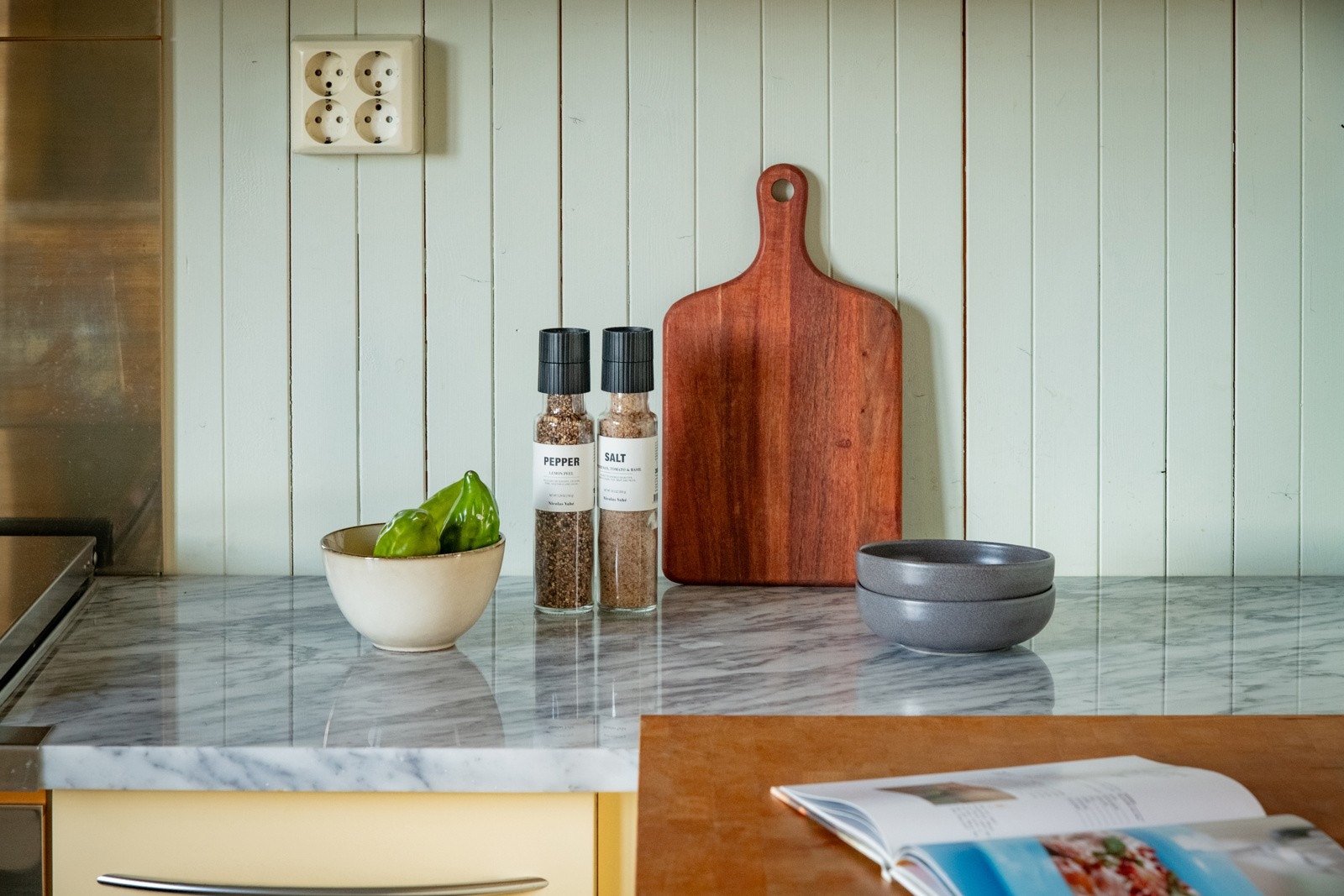 Det er benkeplate i heltre samt en benk i stein med sprutbeskyttelse Galleribilde