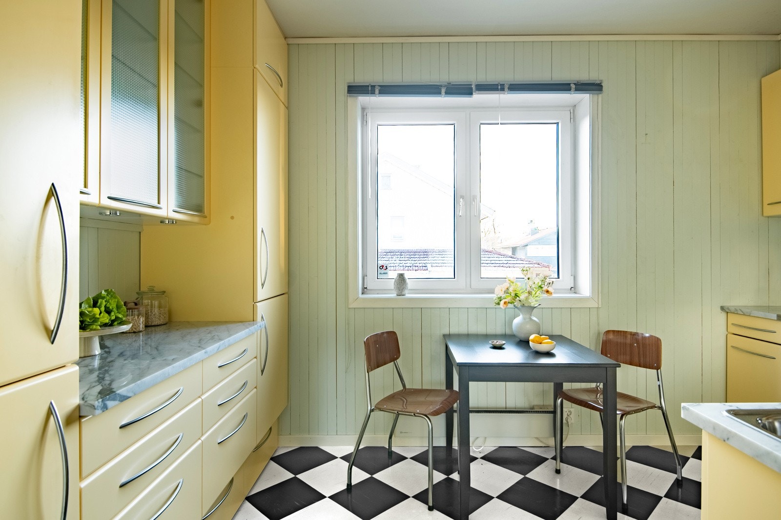 Kjøkkeninnredning fra den danske kvalitetsleverandøren Boform med slette, lakkerte fronter. Galleribilde