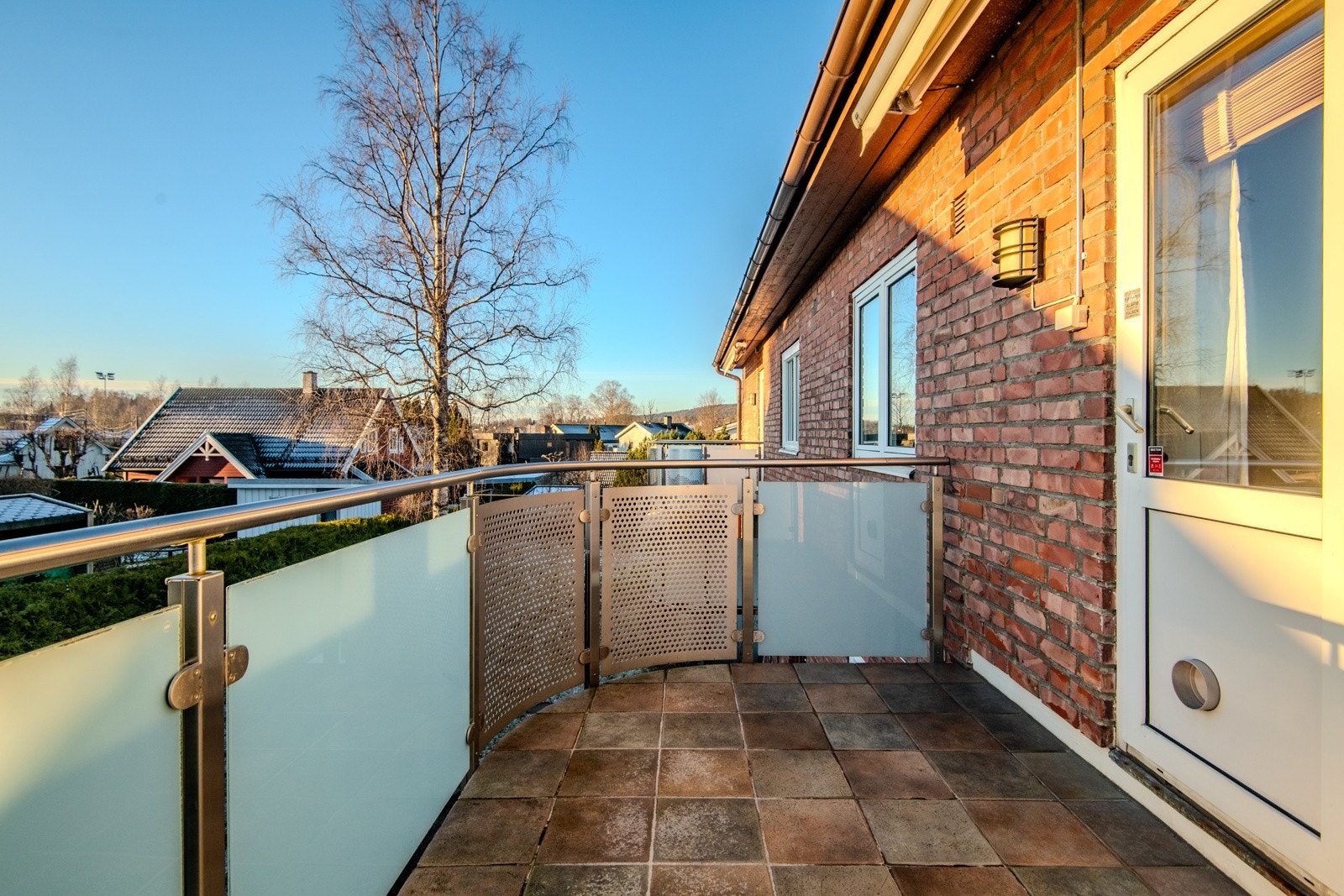 Balkongen har også veggmontert utelys, stikkontakt og solavskjerming. Galleribilde