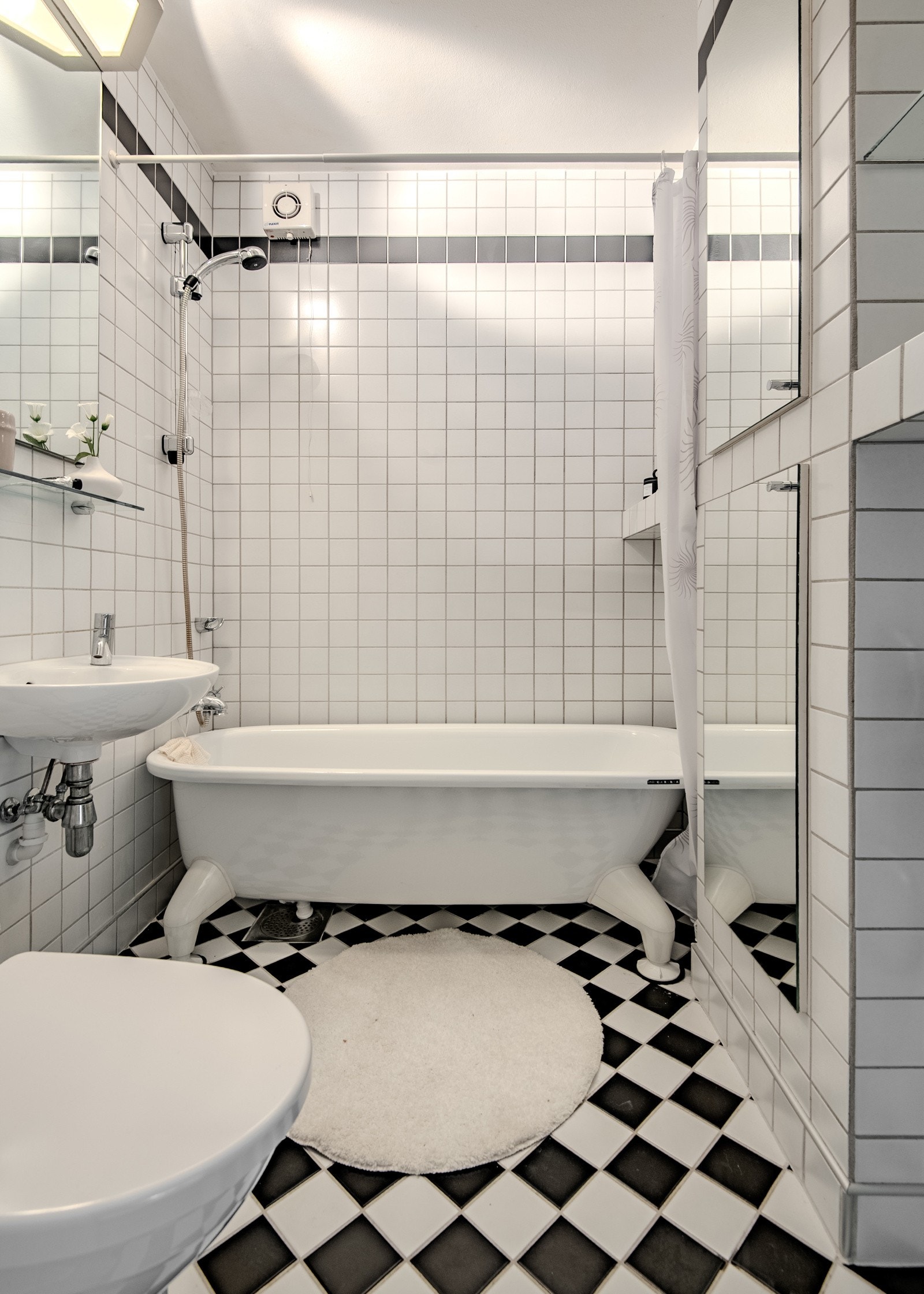 Eldre bad med flislagt gulv og vegger, samt varmekabler. Galleribilde