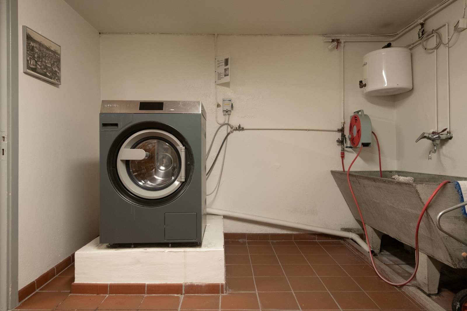 Praktisk fellesvaskeri med nyere maskin og stort tørkerom. Galleribilde
