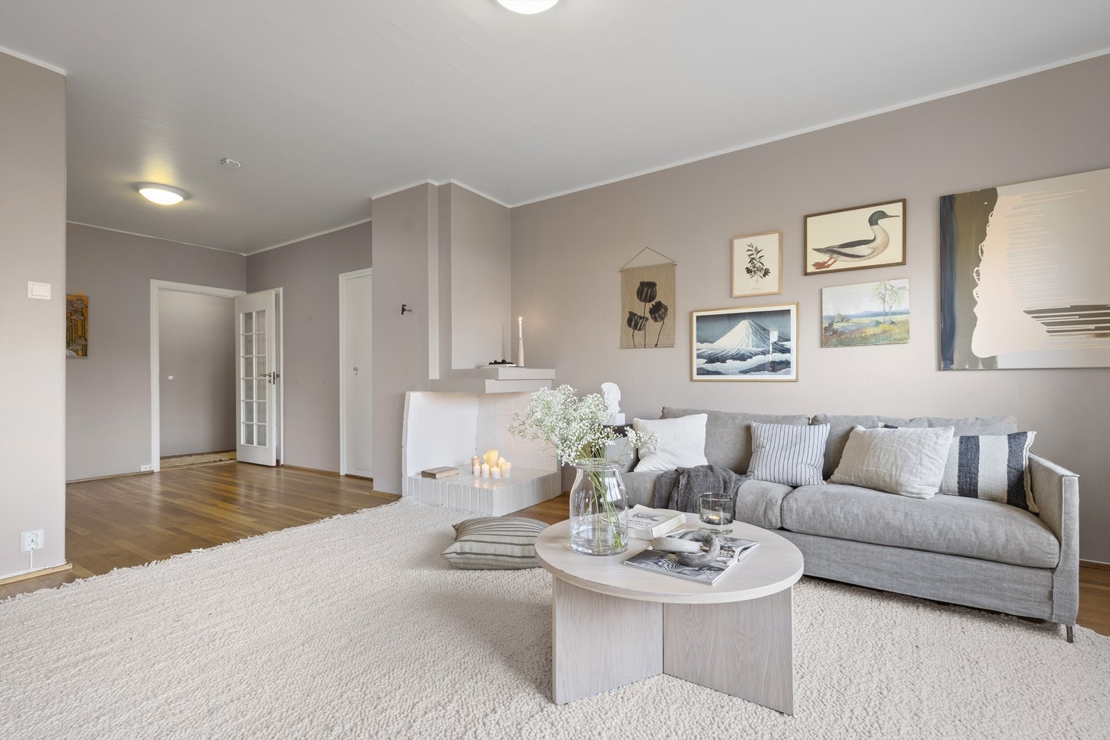 Åpen peis i stue. Takhøyden er målt til 2,6 meter Galleribilde