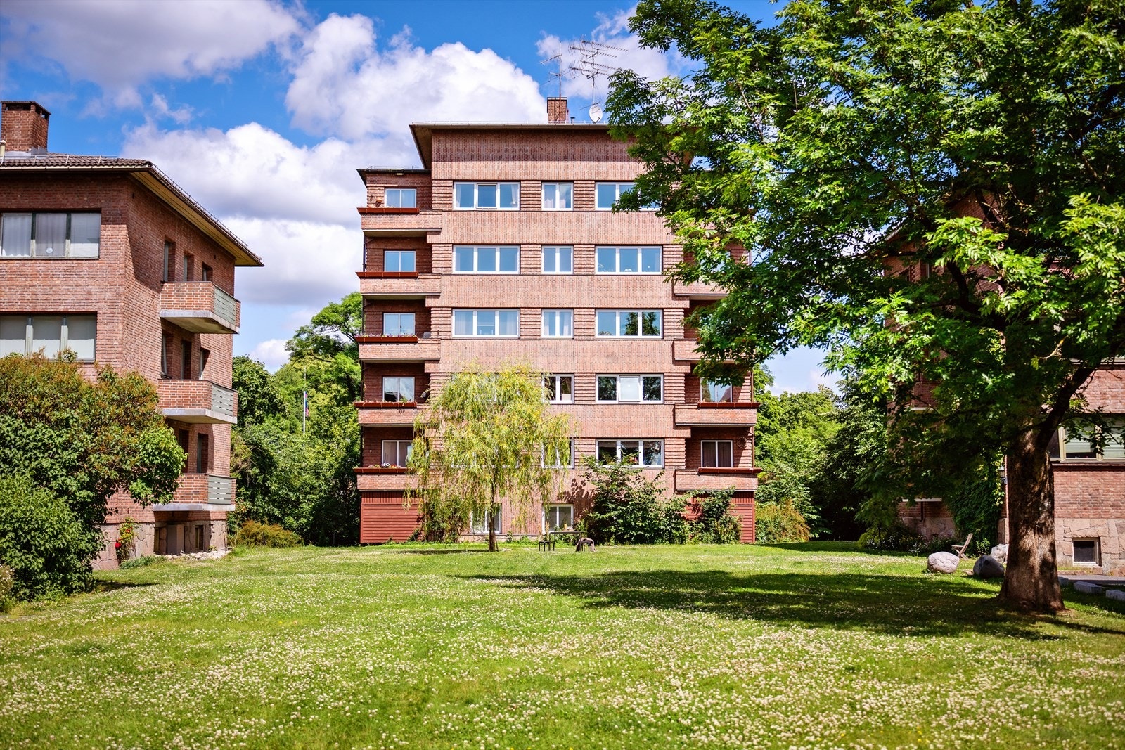 Eksklusiv og usjenert beliggenhet - som "Kongen på haugen" innerst i blindvei, med Frognerelva og grønne omgivelser rett utenfor døren. Sommerbilde Galleribilde