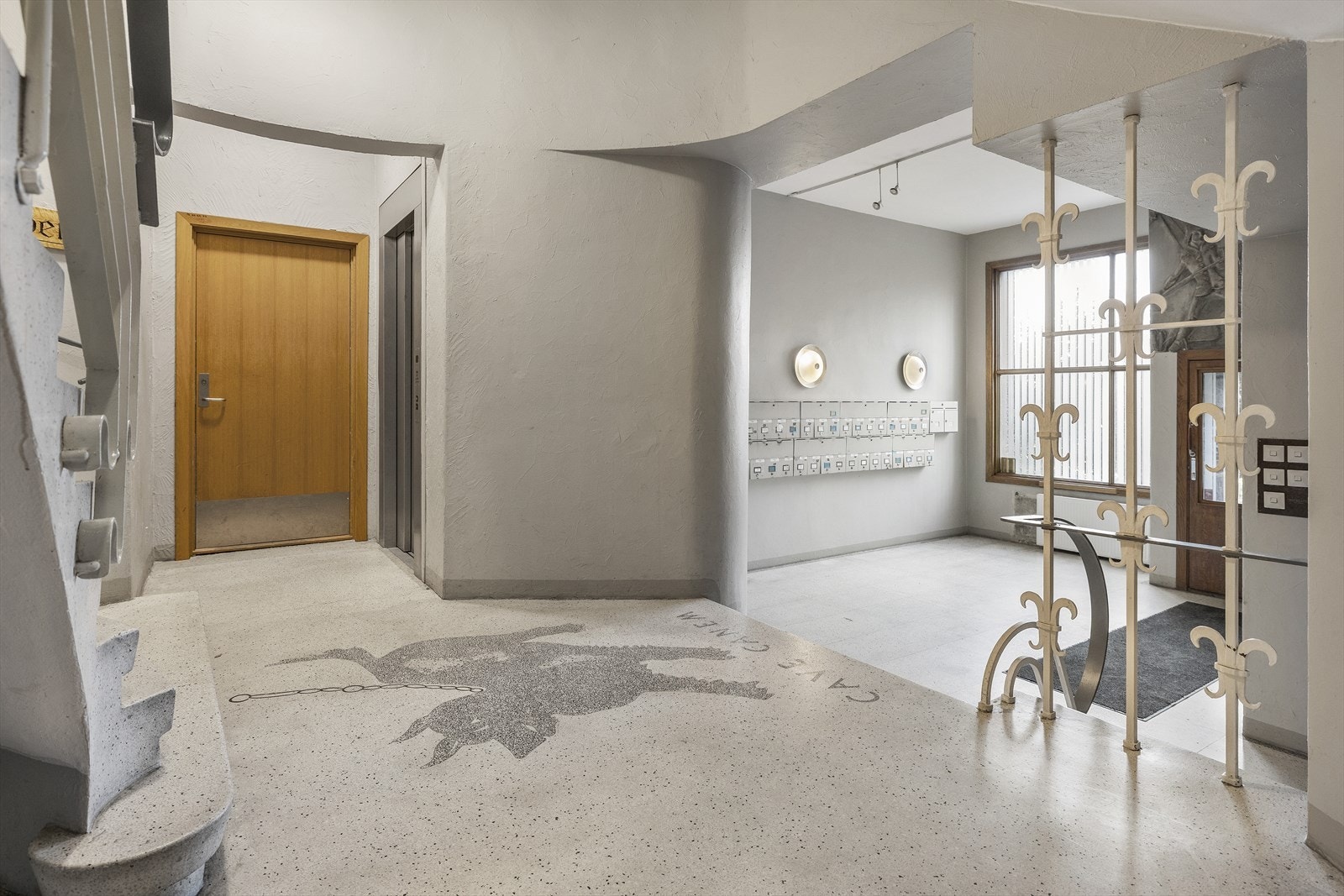 I tillegg pågår det maling av felles oppgang samt montering av nye postkasser. Arbeider er betalt og under ferdigstillelse. Moderne heis i bygget fra 2002 Galleribilde