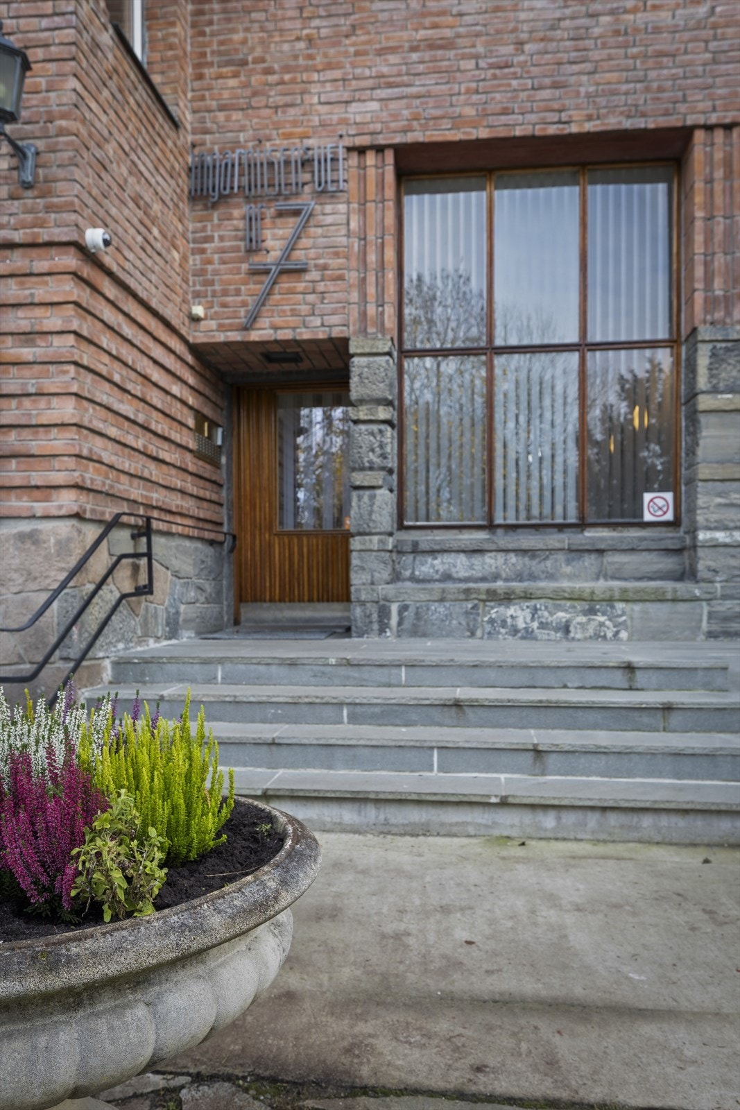 Opparbeidet og representativt inngangsparti. Nyere skifertrapper ved inngangsparti med varmekabler Galleribilde