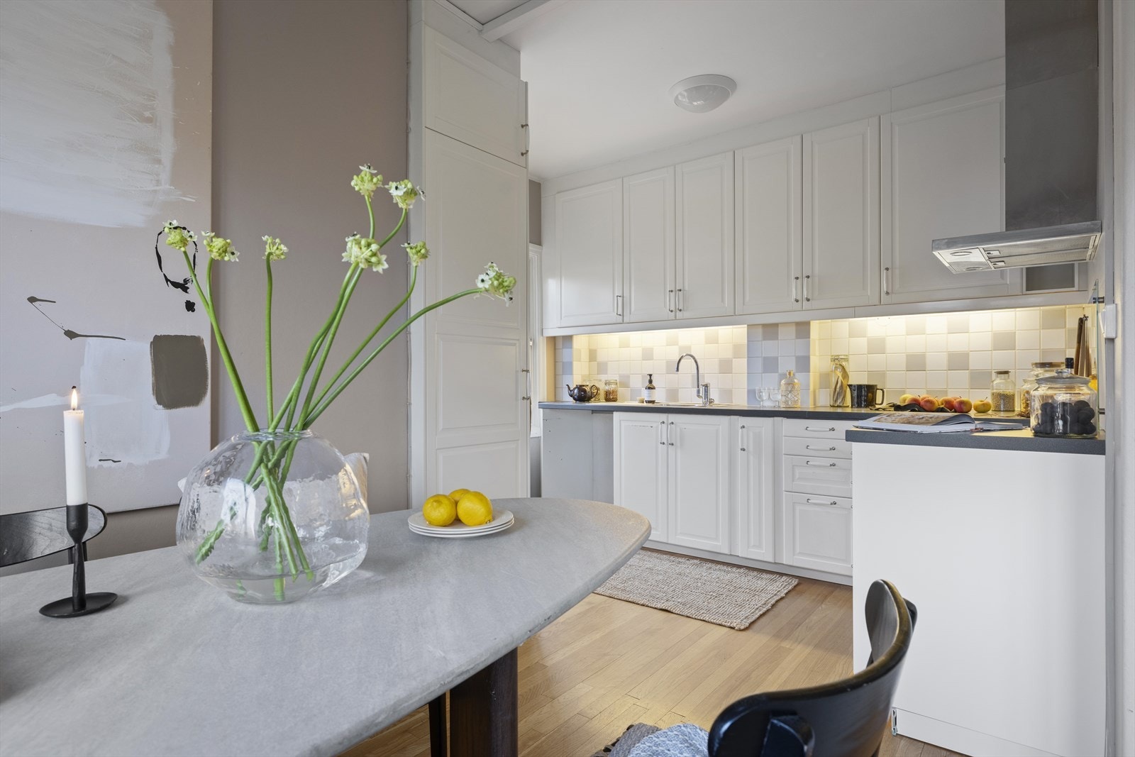 Moderne enkelt kjøkken med profilerte fronter Galleribilde