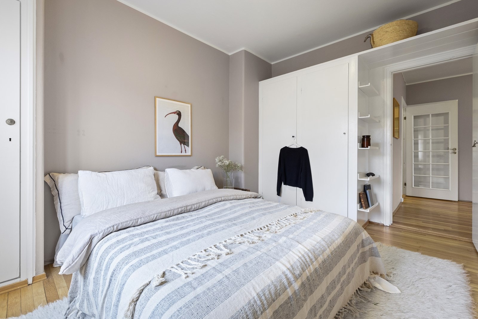 Romslig hovedsoverom med plassbyggede garderobeskap Galleribilde