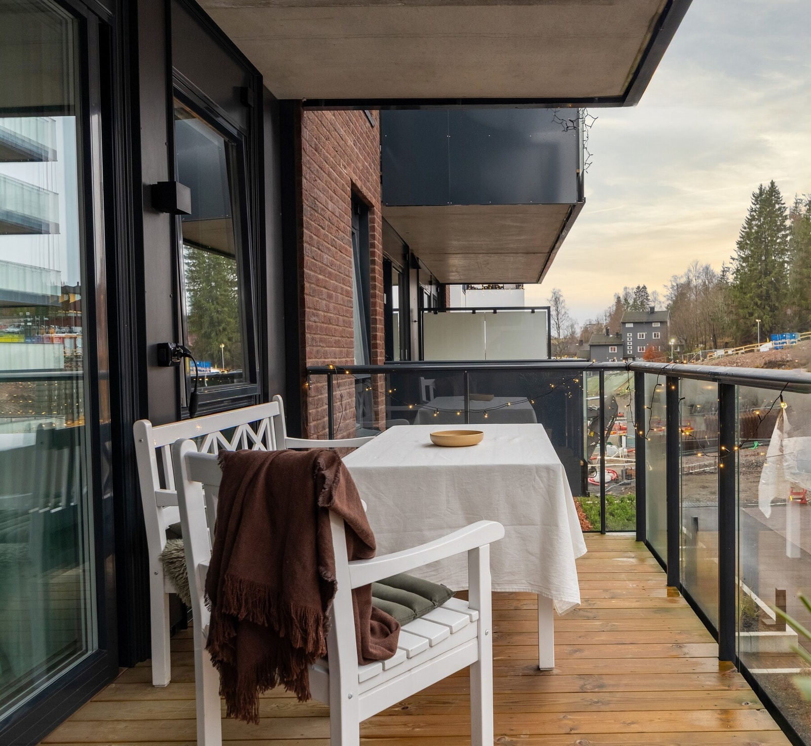 Stor, vestvendt balkong. Balkongen er på 9 kvm, og har gode innredningsmuligheter. Balkogen er også overbygget, og kan fint også benyttes på regnværsdager Galleribilde