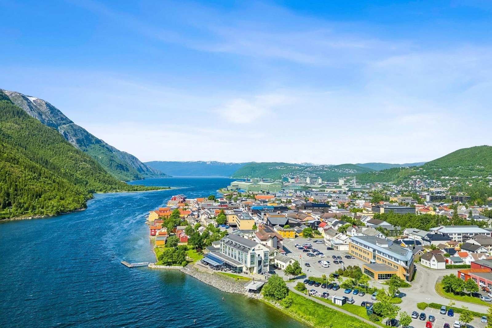 Dronebilde av sentrum. Vi ønsker deg velkommen til en sentral og enkel bolighverdag i sentrum av Mosjøen med 5-10 minutter gange til alt man måtte trenge. Galleribilde