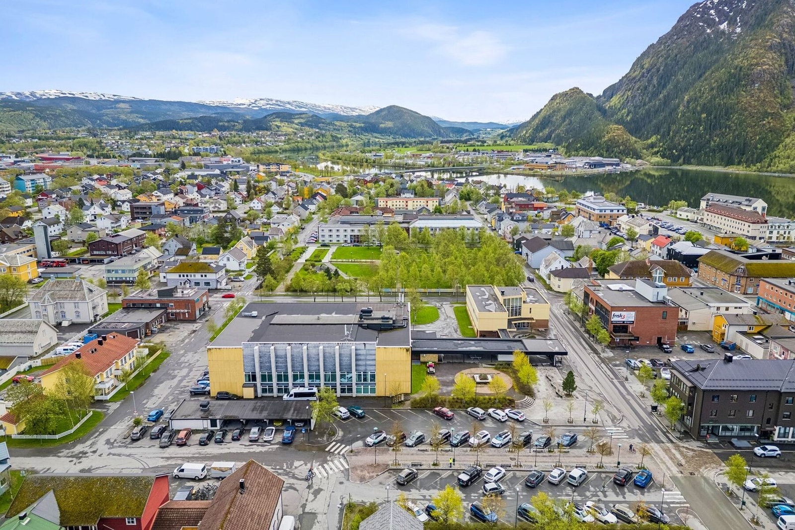 Eneboligen ligger sentralt til, med gangavstand til både skoler, barnehager og dagligvarebutikker. Huset ligger til venstre, utenfor bildet. Galleribilde