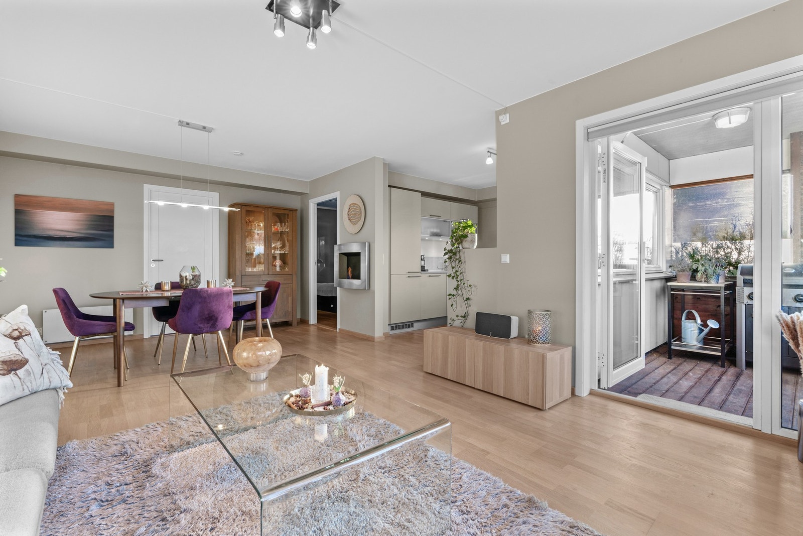 Leilighetens planløsning er effektiv med delvis åpen løsning mot kjøkkenet. Galleribilde