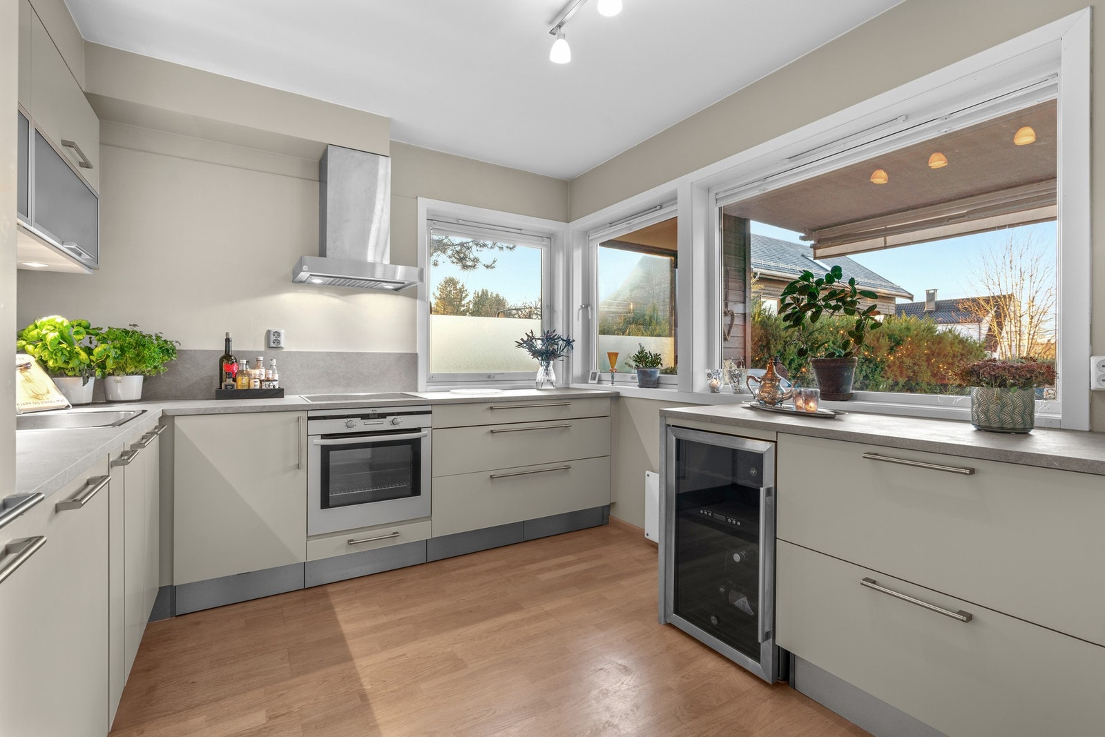 Kjøkkenet fremstår som funksjonelt og stilrent med innredning fra HTH og glatte fronter. Galleribilde