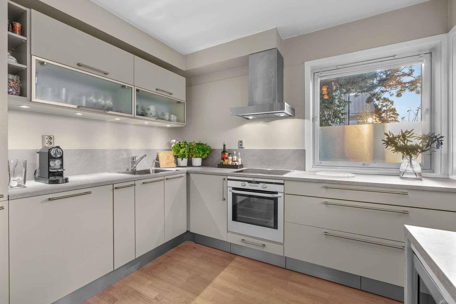 Mekanisk avtrekk via kjøkkenventilator bidrar til et behagelig inneklima. Galleribilde