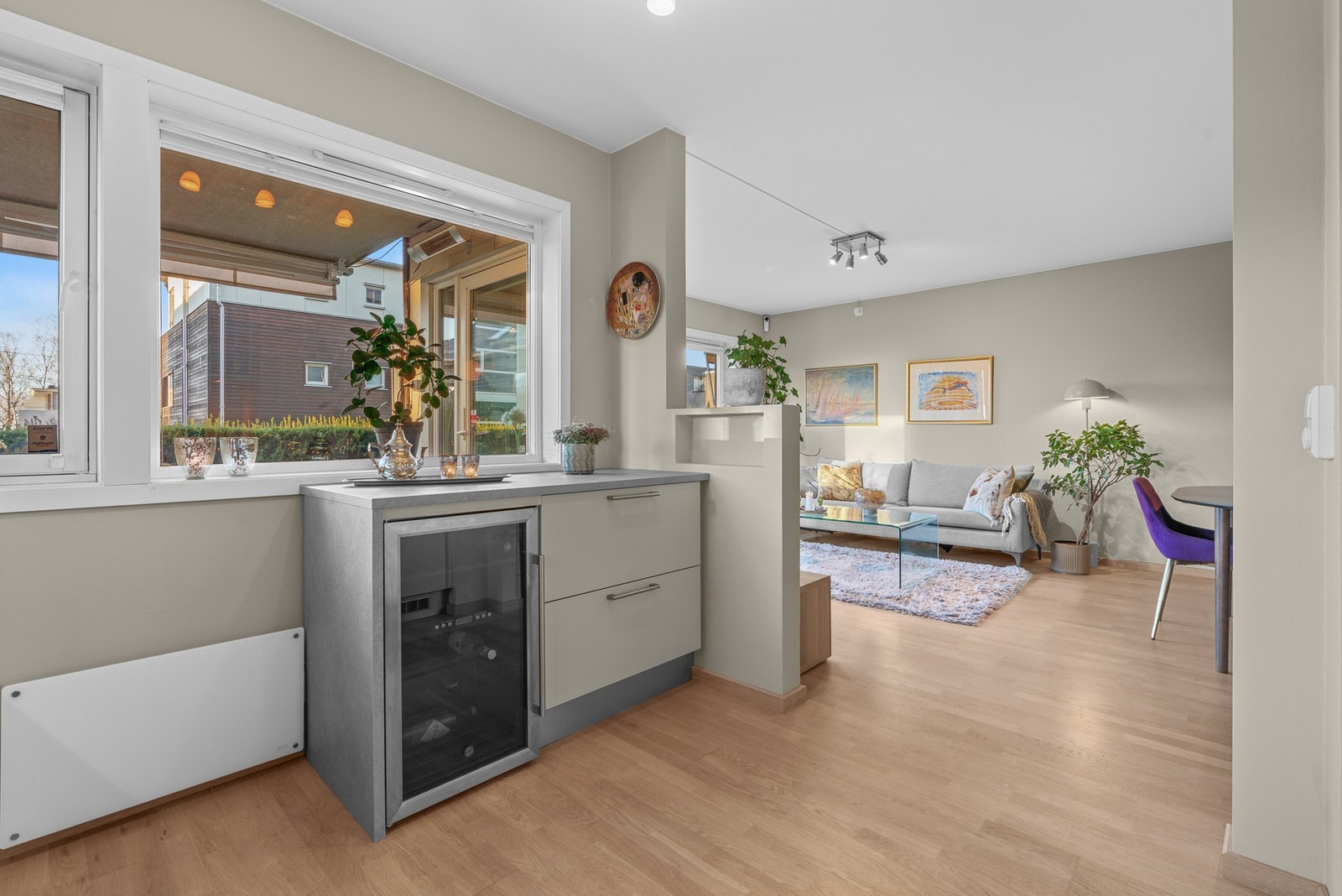 Kjøkkenet har blitt oppgradert i 2025 med ny benkeplate og lakkerte fronter. Galleribilde