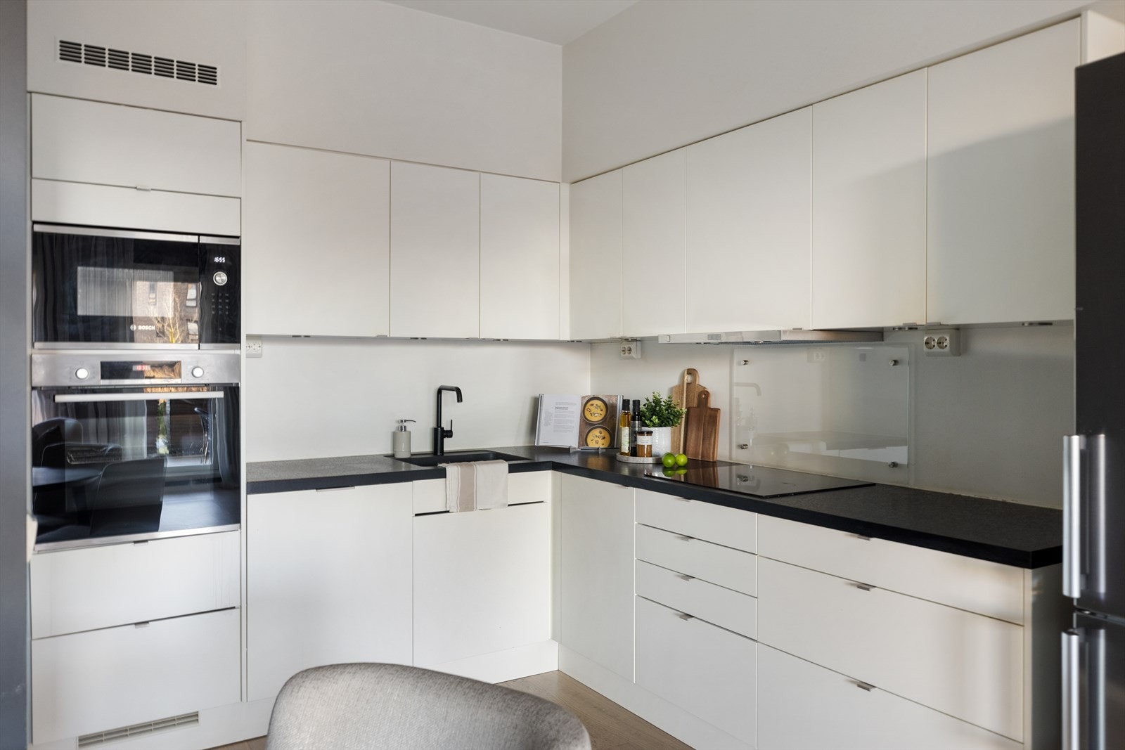 Stilrent Sigdal-kjøkken fra 2019 med glatte fronter og integrerte hvitevarer Galleribilde