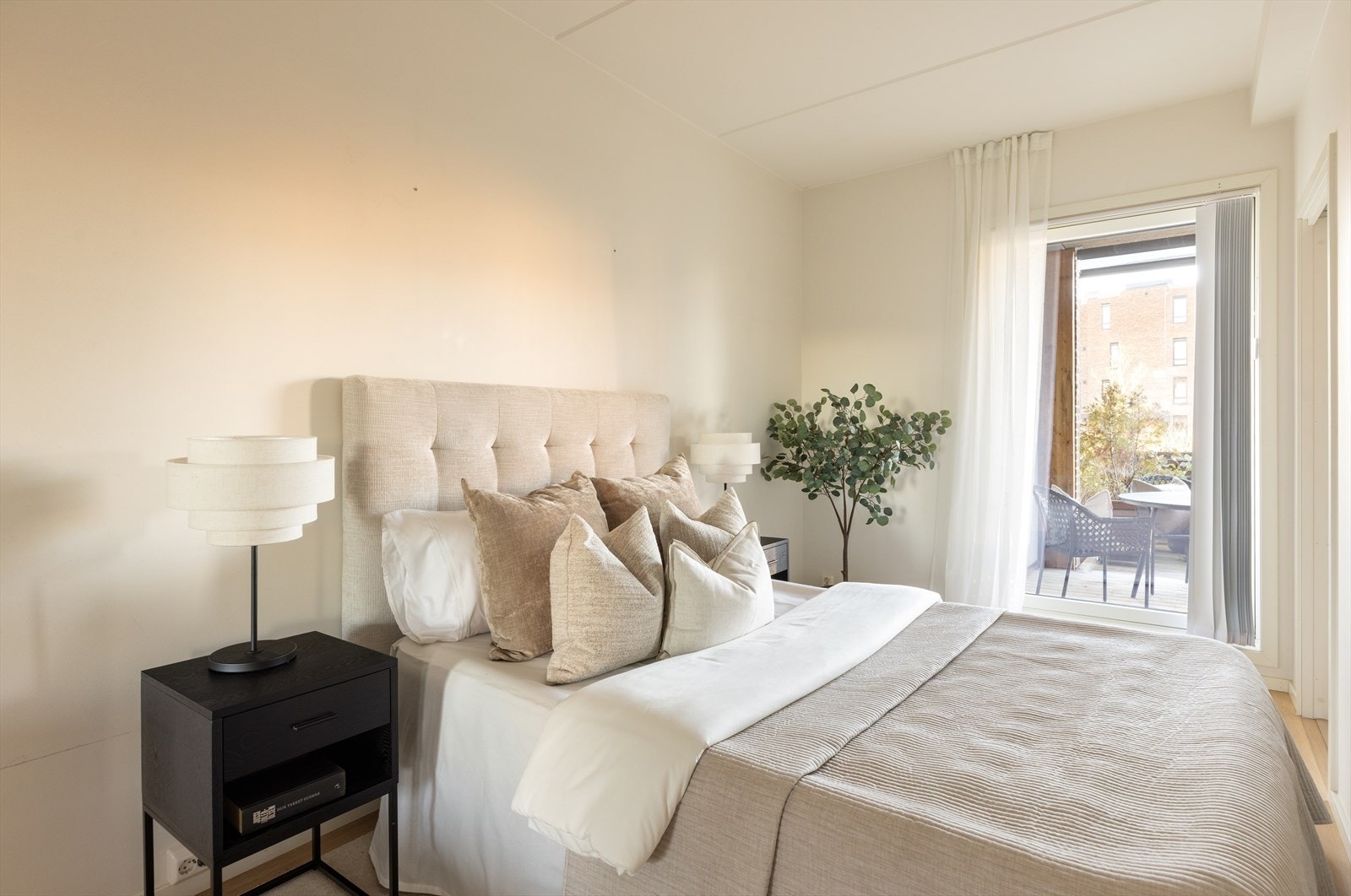 Romslig hovedsoverom med plass til dobbeltseng og garderobeløsning Galleribilde