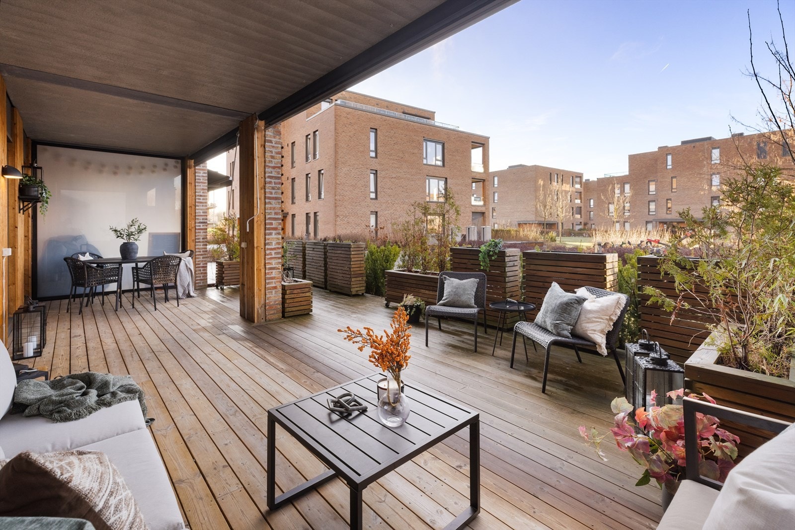 Delvis overbygget terrasse på hele 42 m² med gode solforhold og god plass til både sittegrupper og utemøbler Galleribilde