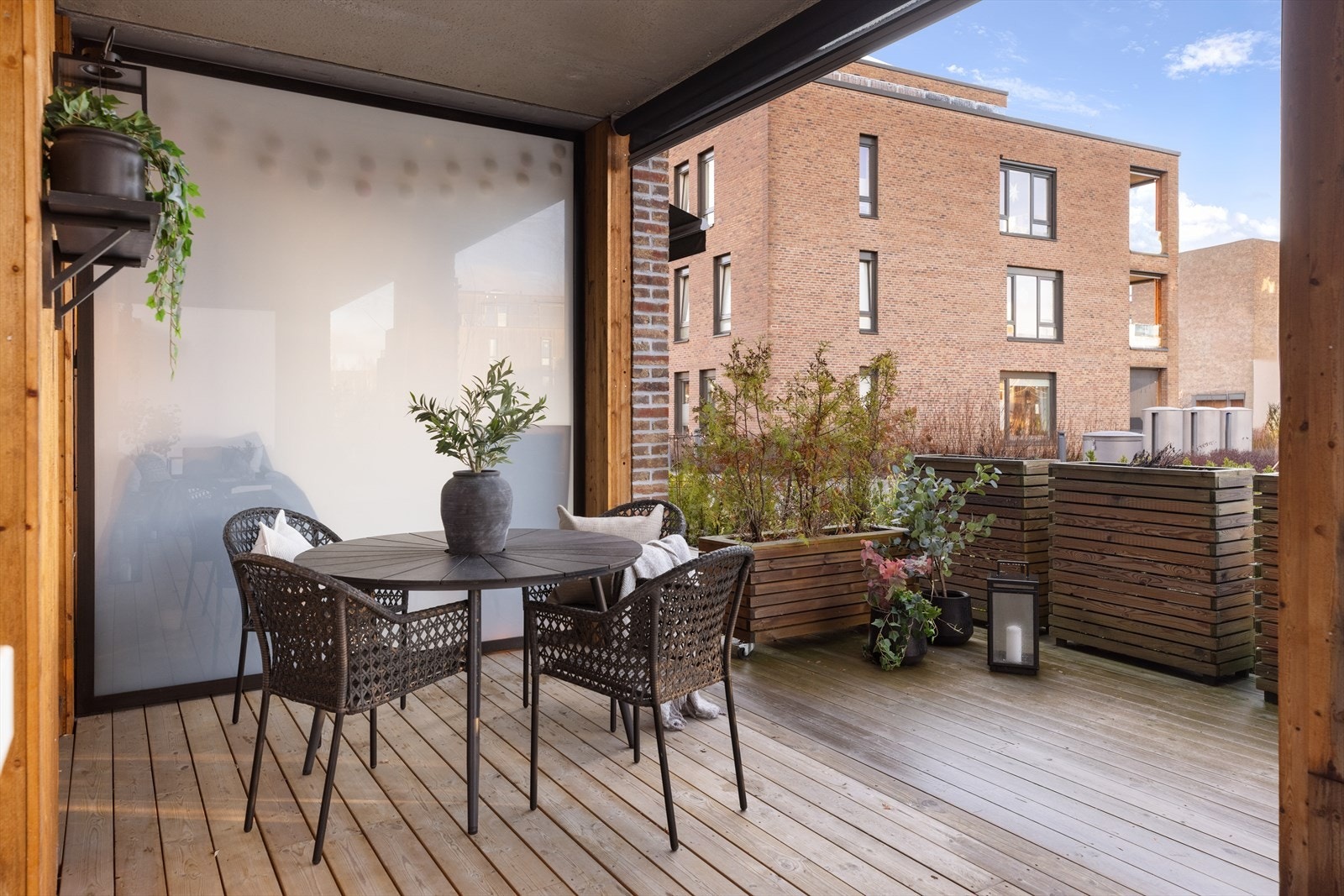 Terrassen fungerer som en naturlig forlengelse av stuen og byr på fine rammer for både hverdagsbruk og sosiale sammenkomster Galleribilde