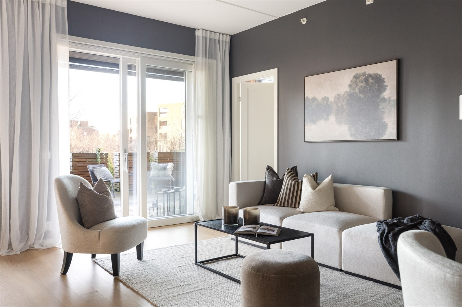 Store vindusflater gir godt med naturlig lys og fin forbindelse mellom inne- og uterom Galleribilde