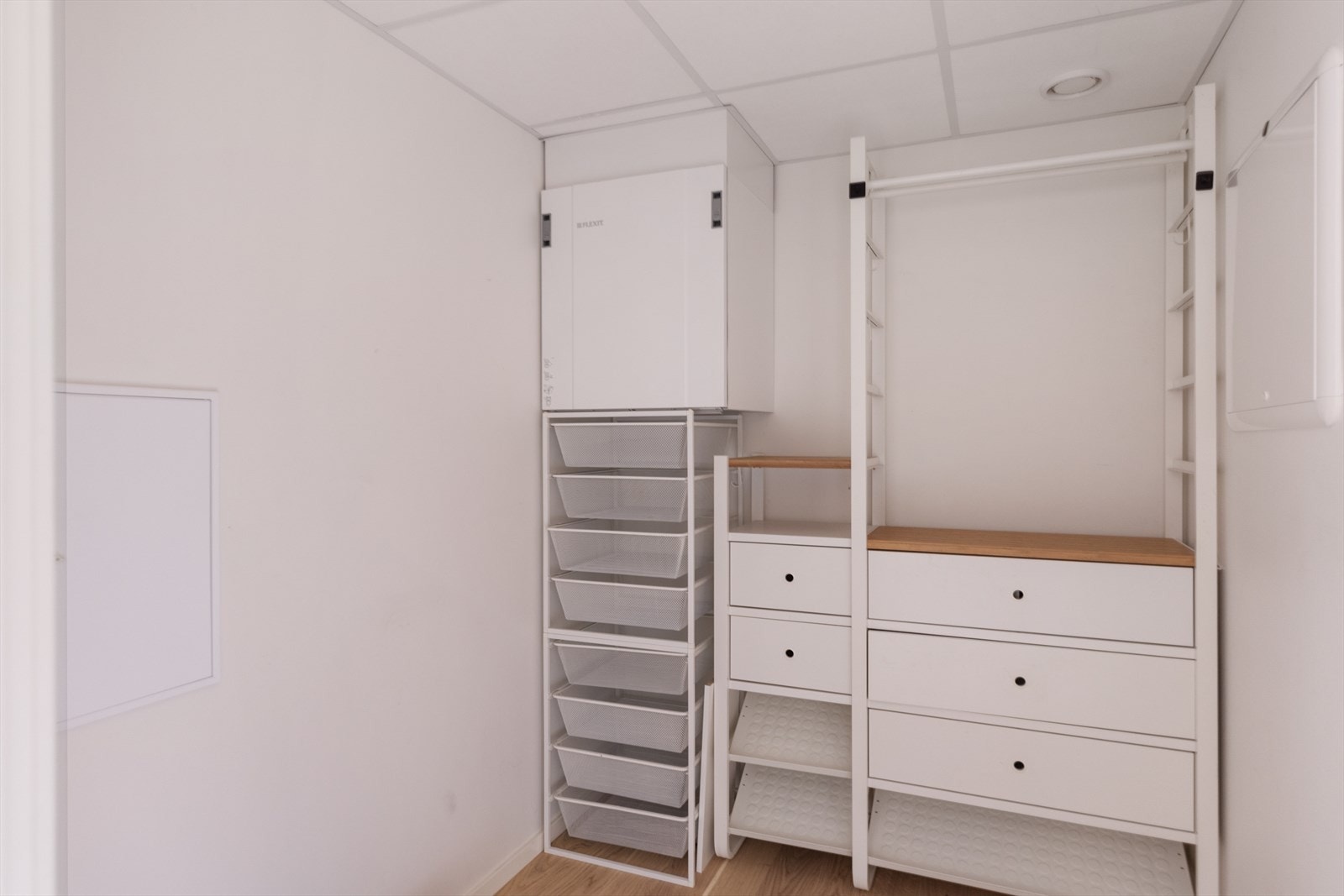 Praktisk innvendig bod/teknisk rom med god lagringsplass Galleribilde