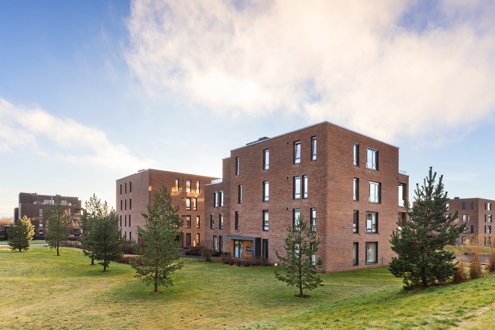 Kort vei til Storøyodden badeplass, kyststien og store rekreasjonsområder langs sjøen Galleribilde