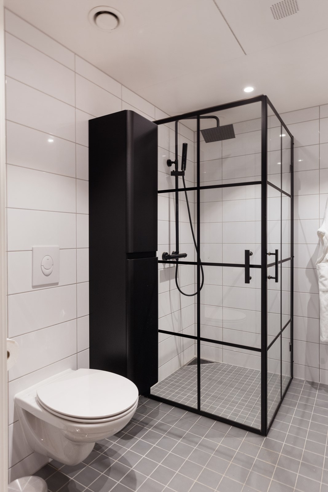 Badet har opplegg for vaskemaskin og godt med oppbevaringsplass Galleribilde