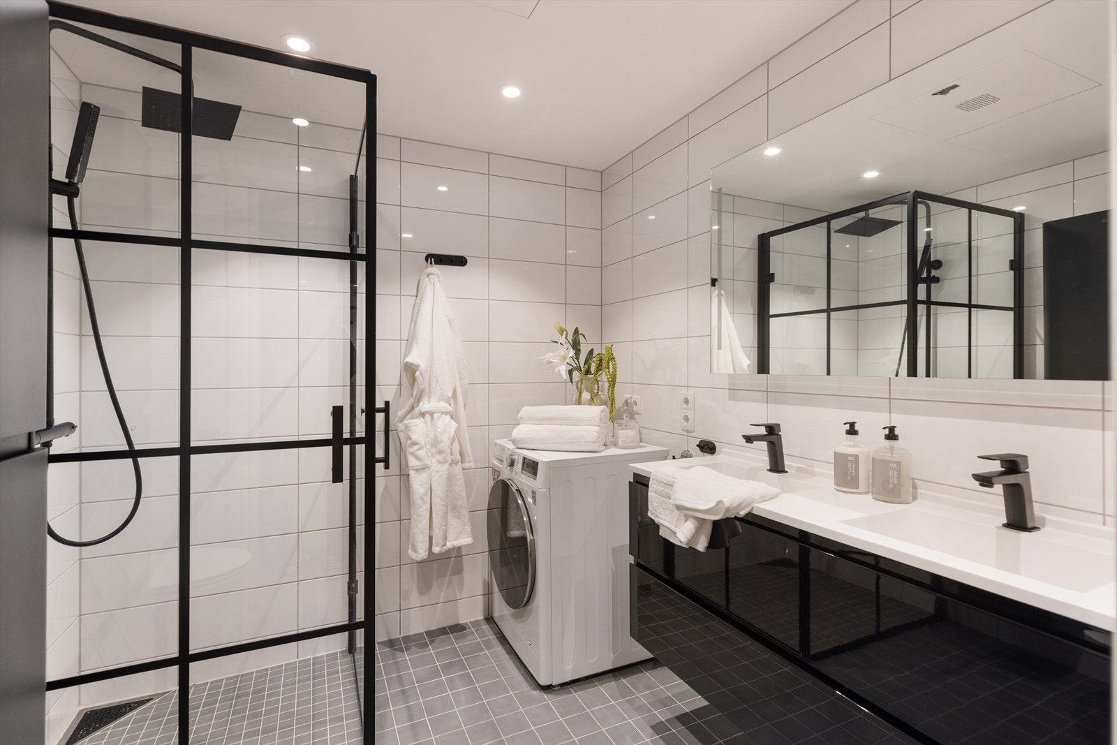 Delikat flislagt baderom fra 2019 med dobbel servant, vegghengt WC og dusjhjørne i glass Galleribilde