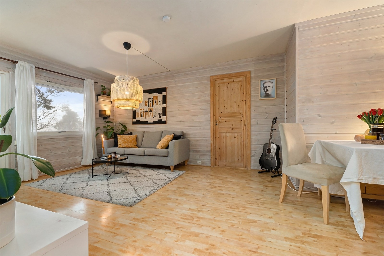 Stuen har naturlig plass til både sofagruppe og spisebord. Galleribilde