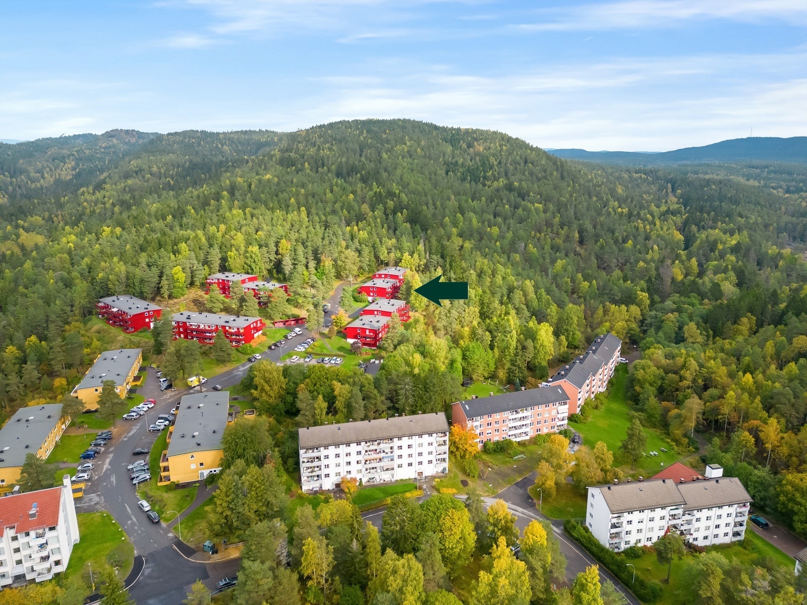 Boligen ligger i et boligområde på toppen av Tonsenhagen med umiddelbar nærhet til marka. Galleribilde