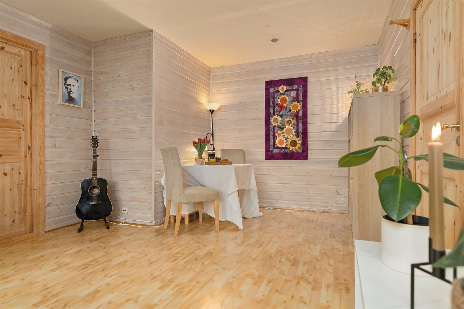 Her får man fint plass til et større spisebord, mens andre naboer har valgt å ha sofagruppen sin her. Galleribilde