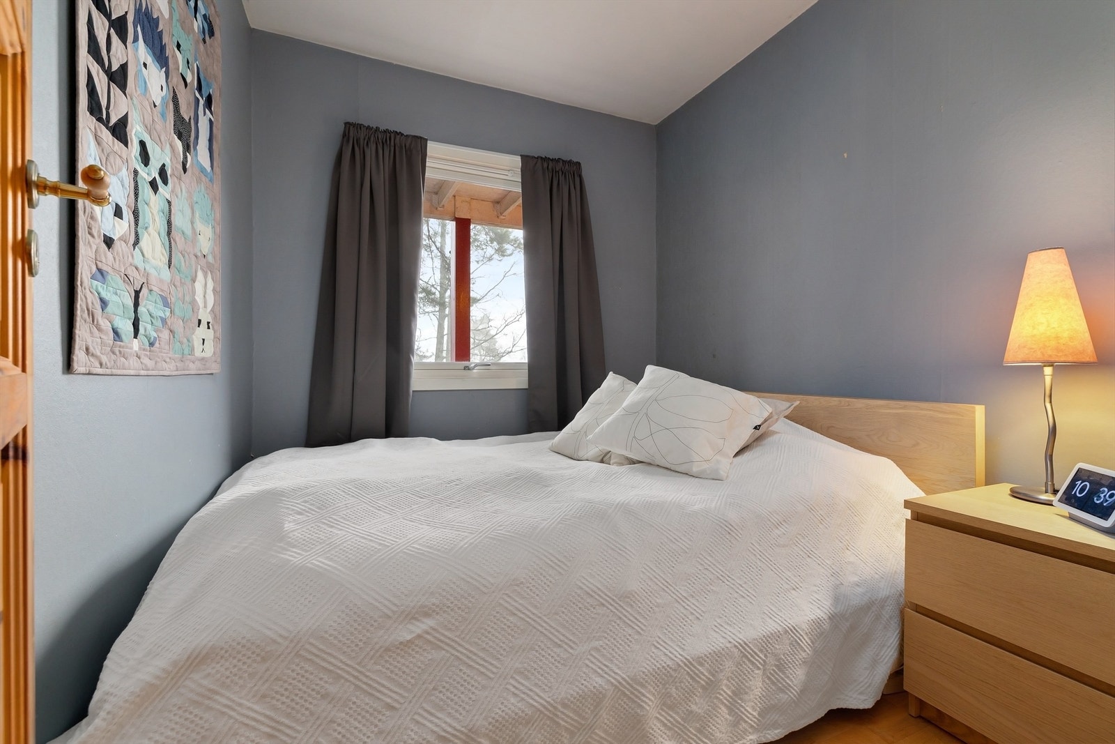 Opprinnelig et romslig soverom eller del av stue, som nå er delt inn i mindre to rom. Størrelsen på nåværende romløsning er ikke tilfredstillende for å godkjennes som soverom. Galleribilde