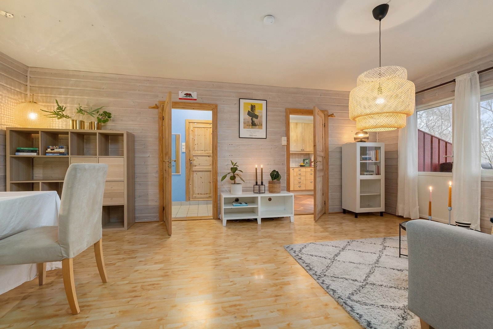 Boligen er tilknyttet "Sameiet Kristine Bonnevies vei 9 - 26", som består av 100 seksjoner. Felleskostnadene er på 3 265,- og inkluderer blant annet tv og internett. Galleribilde